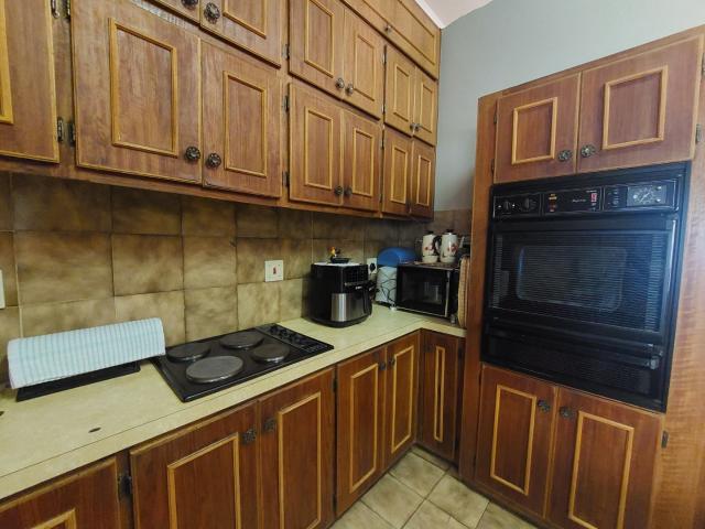 4 Bedroom House For Sale in Langenhovenpark