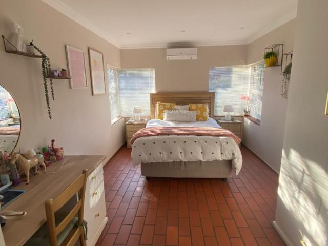 4 Bedroom House For Sale in Langenhovenpark