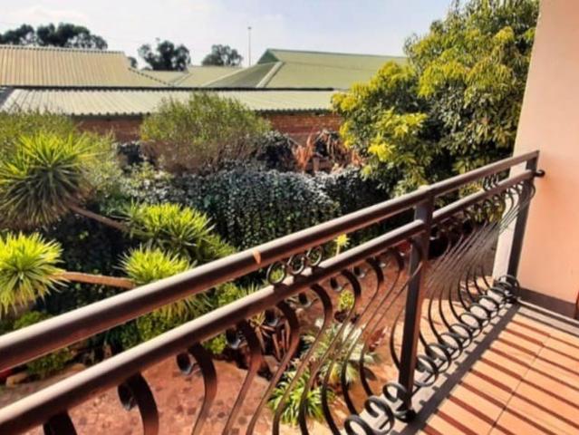 4 Bedroom House For Sale in Leachville Ext 1