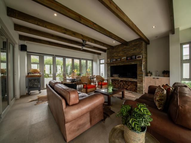 4 Bedroom House For Sale in Lemoenkloof