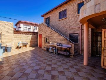 4 Bedroom House For Sale in Lenasia Ext 1
