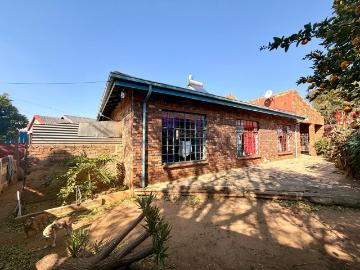 4 Bedroom House For Sale in Lenasia South