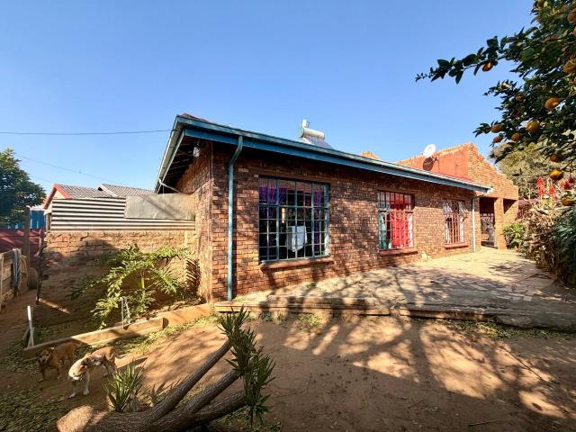 4 Bedroom House For Sale in Lenasia South