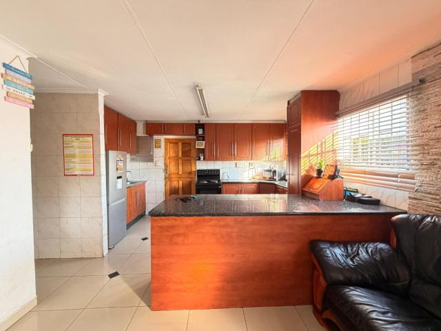 4 Bedroom House For Sale in Lenasia South