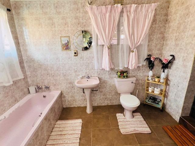 4 Bedroom House For Sale in Lenasia South