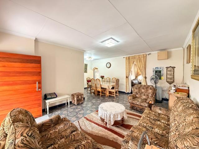 4 Bedroom House For Sale in Lenasia South