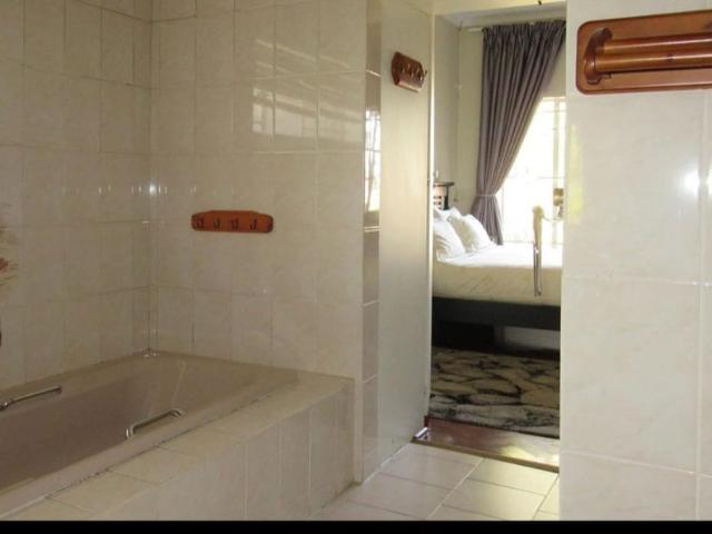 4 Bedroom House For Sale in Linmeyer