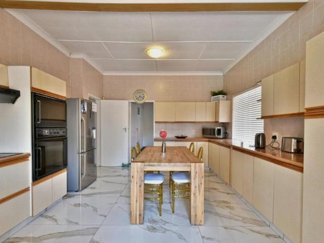 4 Bedroom House For Sale in Linmeyer