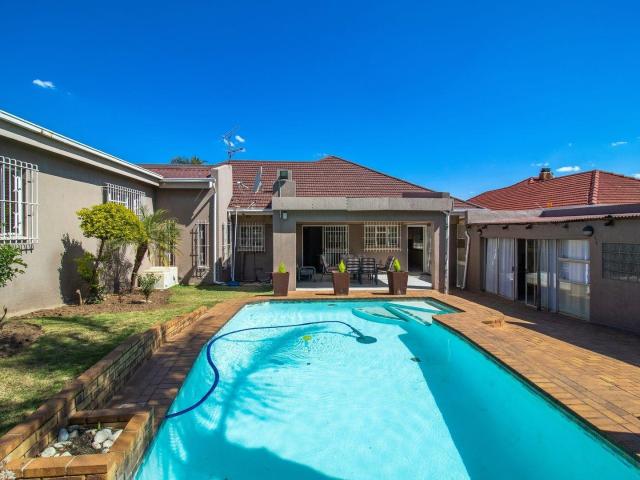 4 Bedroom House For Sale in Linmeyer