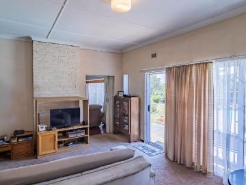 4 Bedroom House For Sale in Linmeyer