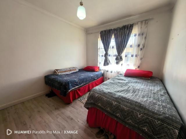 4 Bedroom House For Sale in Moffat View