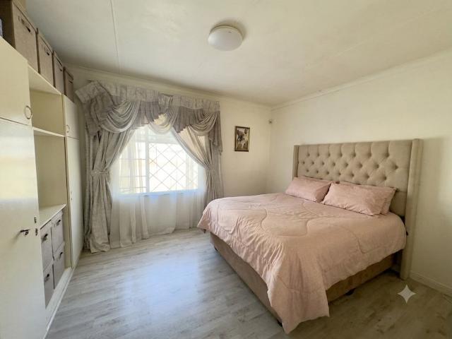 4 Bedroom House For Sale in Moffat View