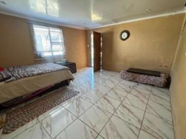 4 Bedroom House For Sale in Moffat View