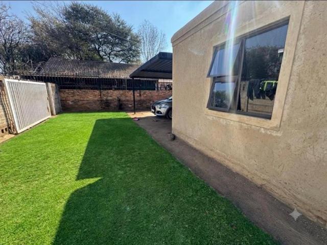 4 Bedroom House For Sale in Moffat View