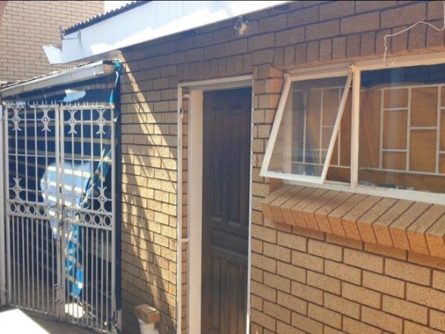 4 Bedroom House For Sale in Mohlakeng