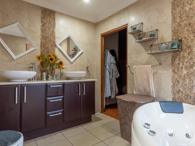 4 Bedroom House For Sale in Mondeor