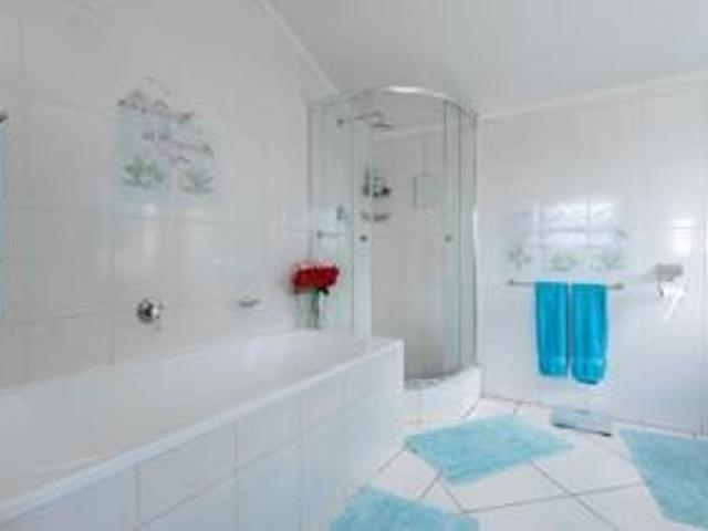 4 Bedroom House For Sale in Mondeor