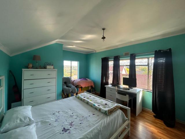 4 Bedroom House For Sale in Mondeor