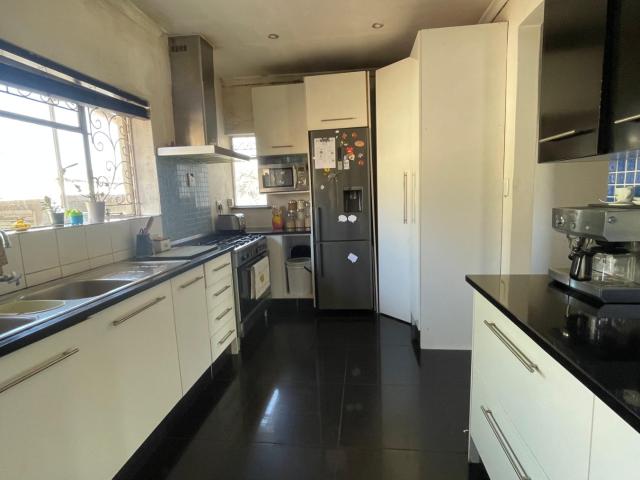 4 Bedroom House For Sale in Mondeor