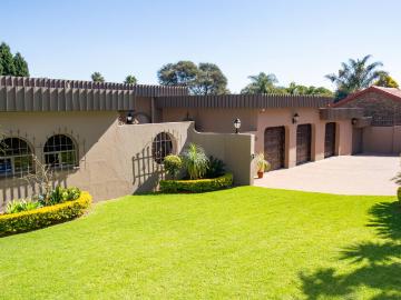 4 Bedroom House For Sale in Moreleta Park
