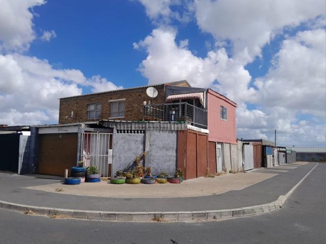 4 Bedroom House For Sale in Manenberg