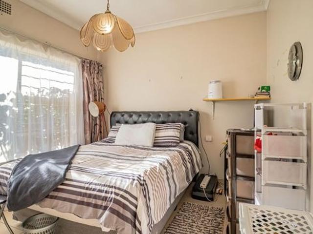 4 Bedroom House For Sale in Meadowbrook
