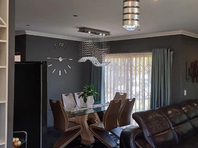 4 Bedroom House For Sale in Melodie