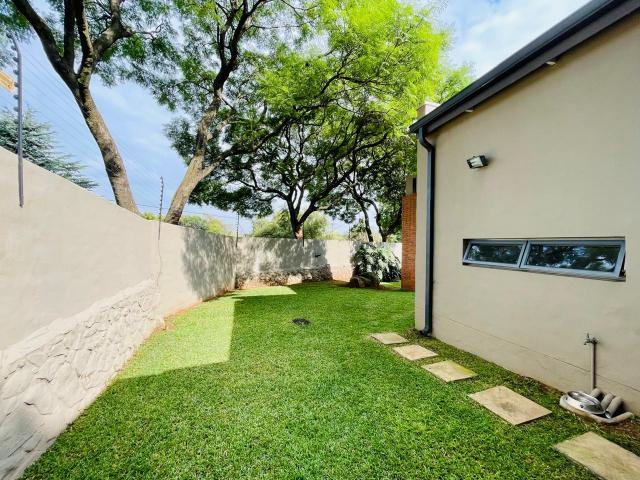 4 Bedroom House For Sale in Menlo Park
