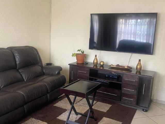 4 Bedroom House For Sale in Mineralia