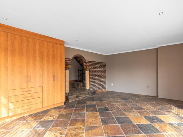 4 Bedroom House For Sale in Noordheuwel