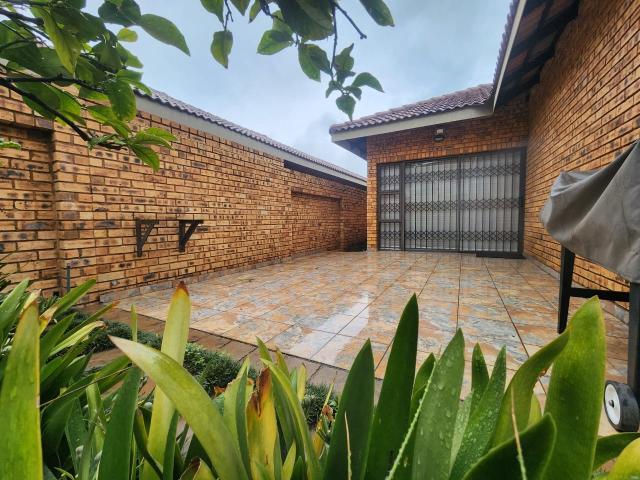4 Bedroom House For Sale in New Redruth