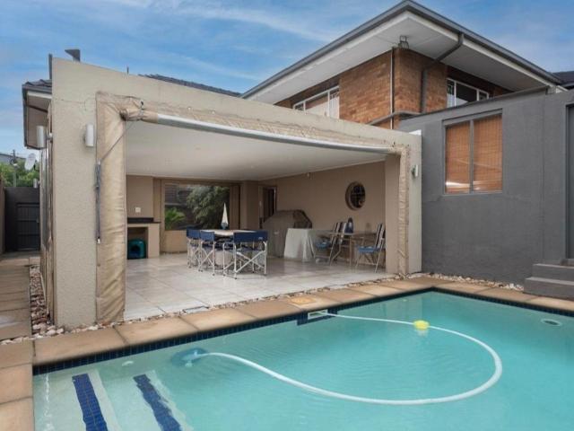 4 Bedroom House For Sale in South Crest