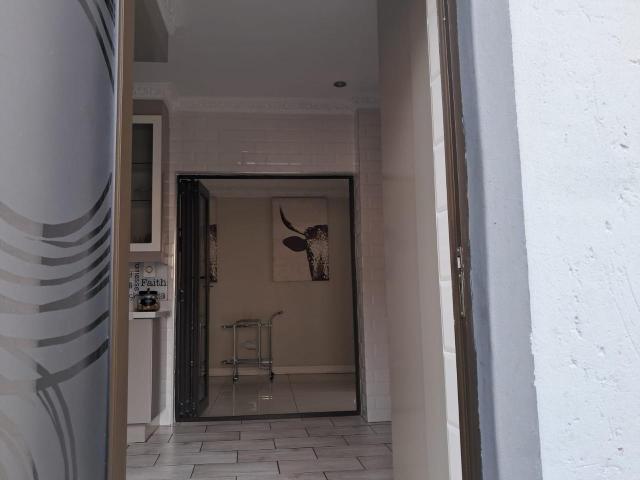4 Bedroom House For Sale in South Crest