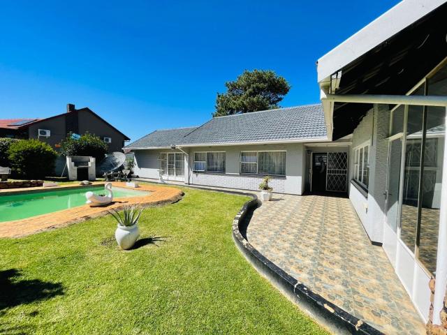 4 Bedroom House For Sale in South Crest