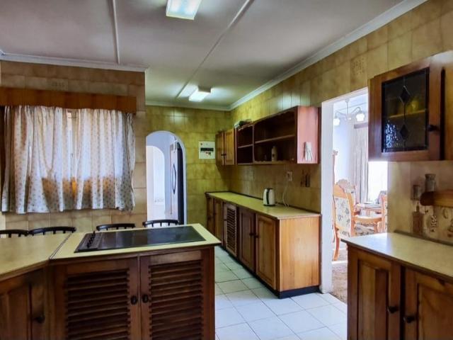 4 Bedroom House For Sale in South Crest