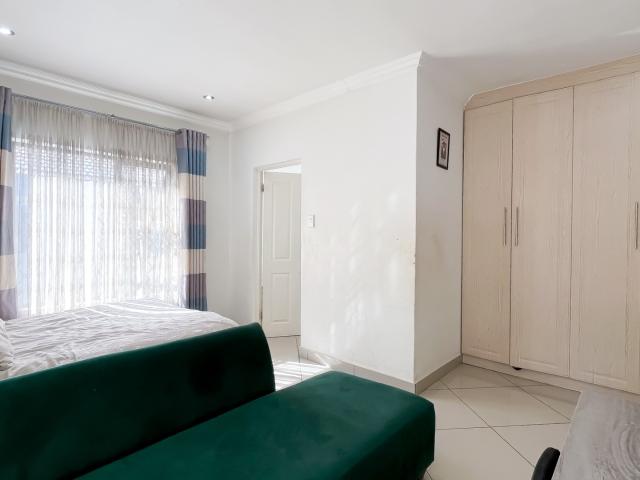 4 Bedroom House For Sale in South Crest