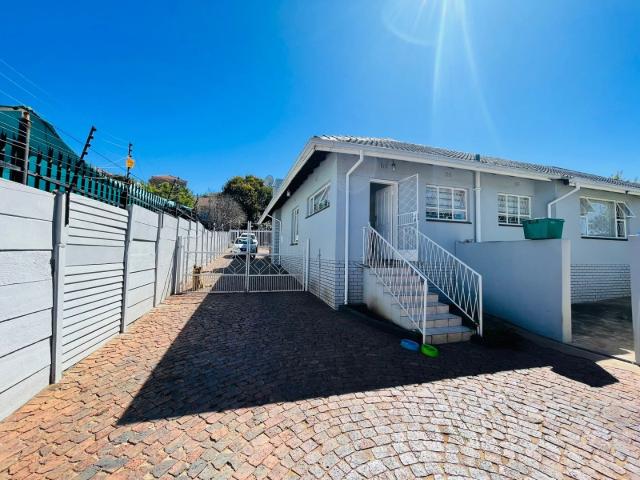 4 Bedroom House For Sale in South Crest
