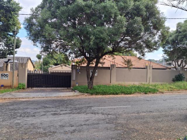 4 Bedroom House For Sale in South Crest
