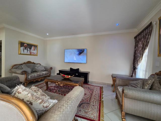 4 Bedroom House For Sale in South Crest
