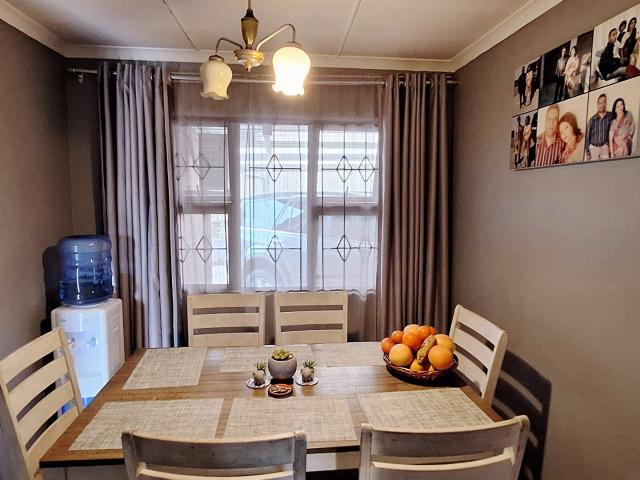 4 Bedroom House For Sale in Southgate