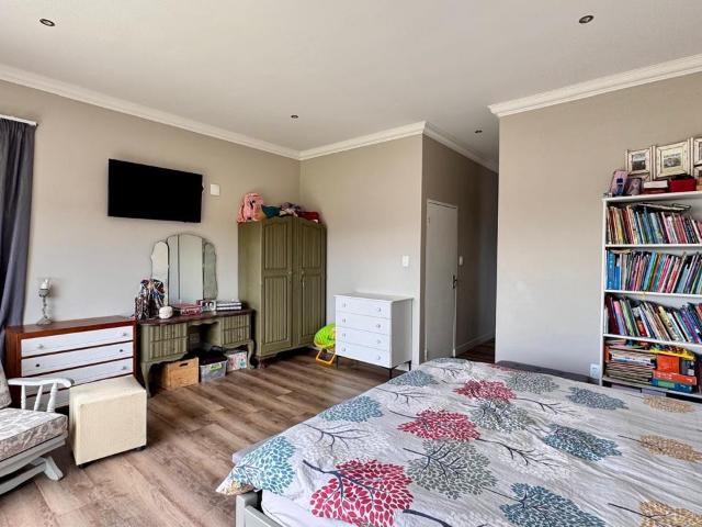 4 Bedroom House For Sale in Somerton Estate