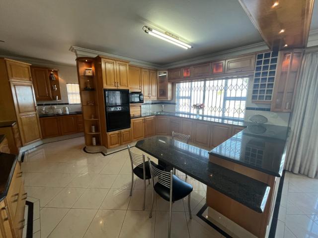 4 Bedroom House For Sale in Somerset Park