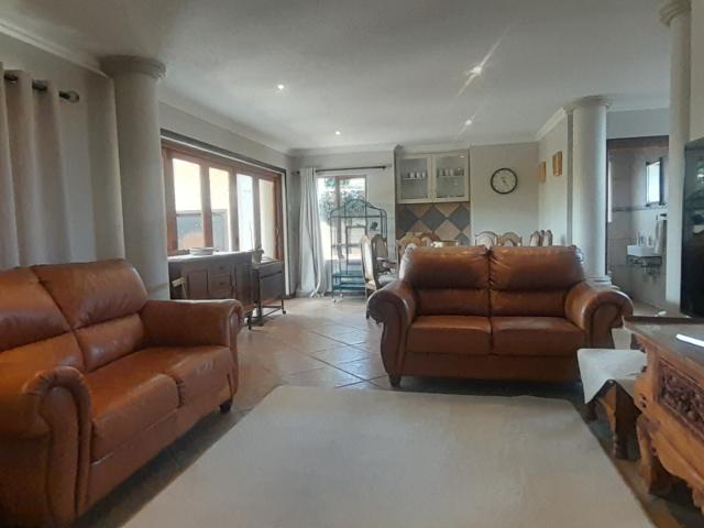 4 Bedroom House For Sale in Sonneveld