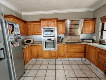 4 Bedroom House For Sale in Sonneveld