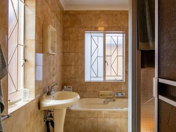4 Bedroom House For Sale in Sophiatown