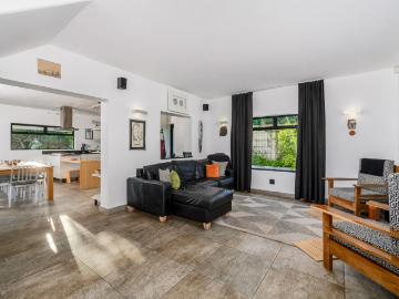 4 Bedroom House For Sale in Seaview