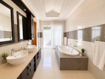 4 Bedroom House For Sale in Senderwood