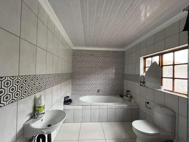 4 Bedroom House For Sale in Serala View