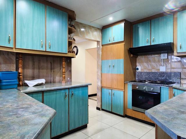 4 Bedroom House For Sale in Shallcross