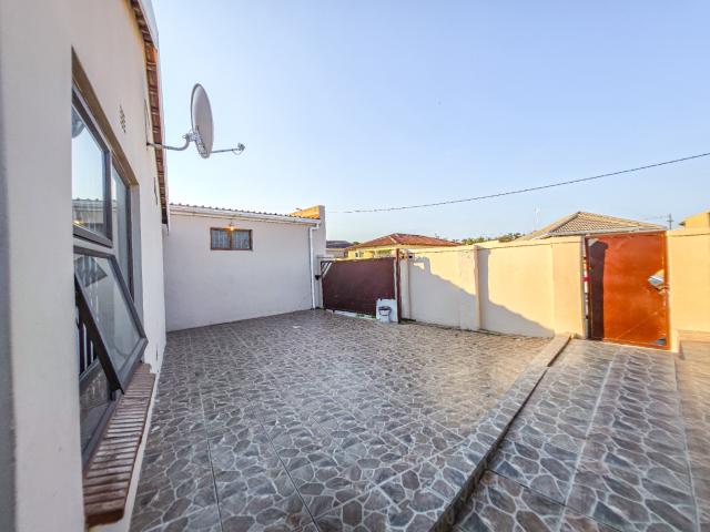 4 Bedroom House For Sale in Siyakha